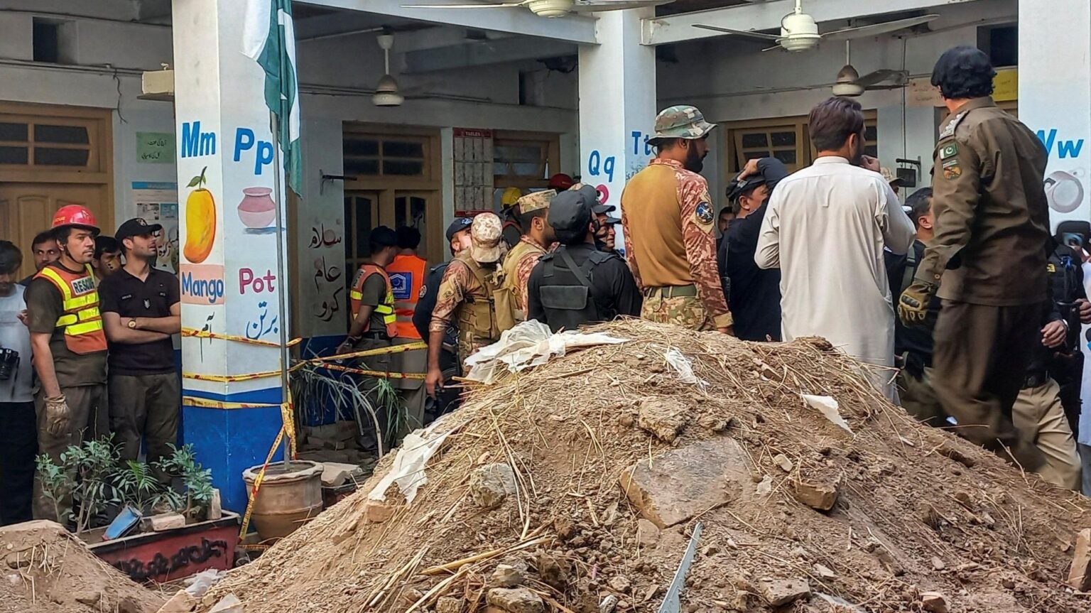Pakistan: Mindestens 35 Tote bei Einsturz eines Schuldachs